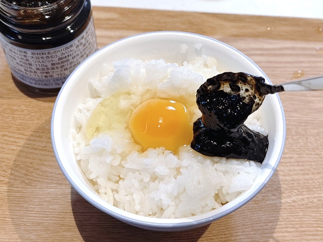 手順2.卵かけごはんに海苔の佃煮をのせる