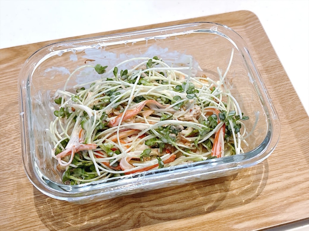 できあがった「かいわれ大根とカニカマのマヨおかか和え」