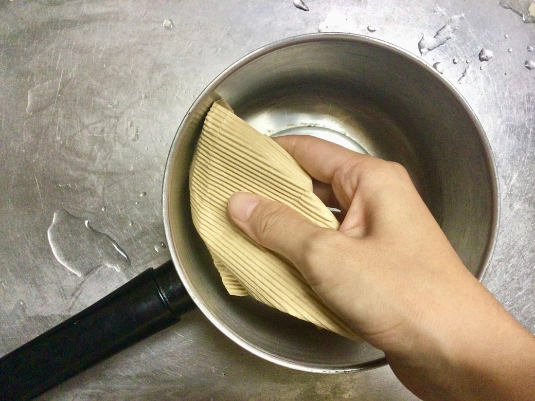 紙袋を鍋の予洗いに使う