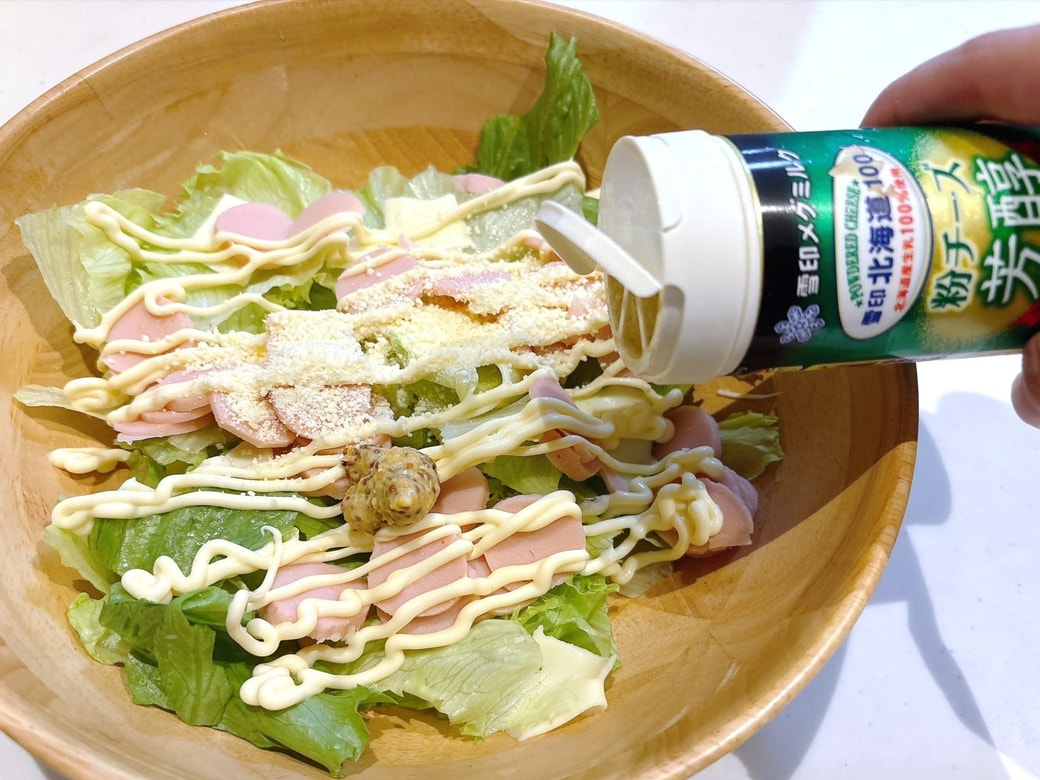 手順2.ボウルにマヨネーズと粒マスタードを入れて、レタス・魚肉ソーセージ・スライスチーズと和える