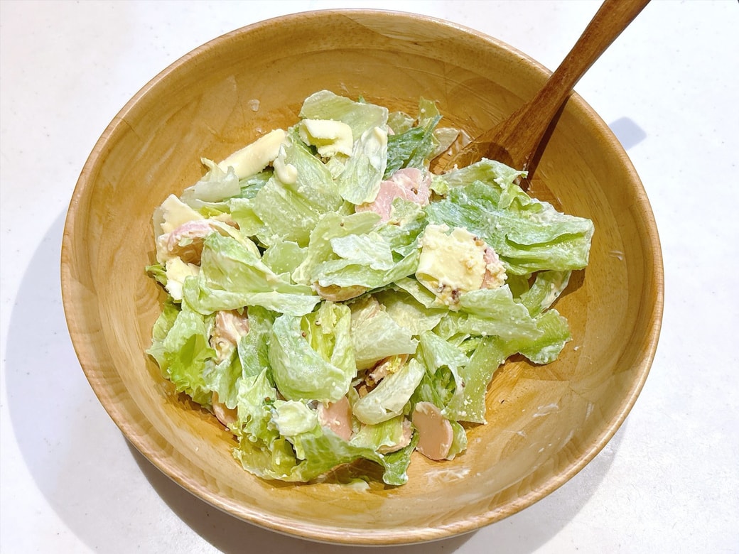 できあがった「「魚肉ソーセージとレタスのチーズサラダ」」