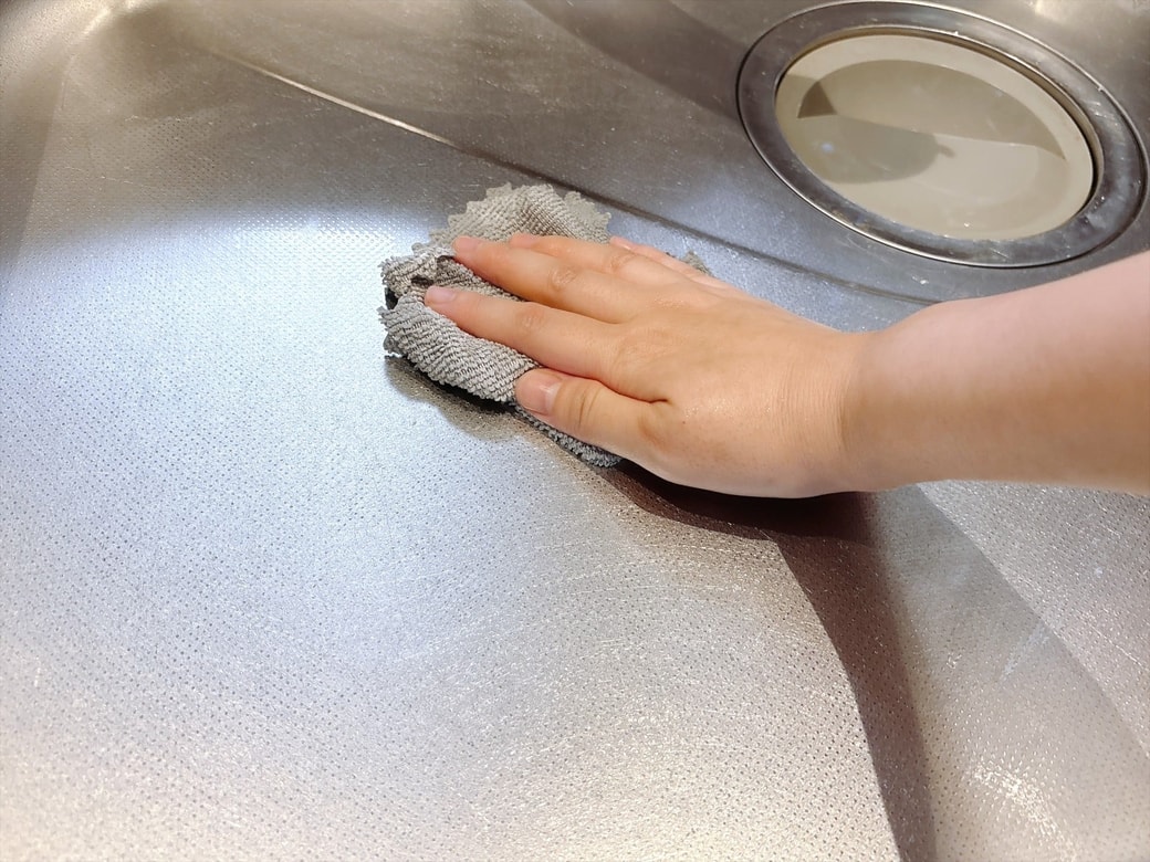 手順2.乾いた布で水気を拭き取る
