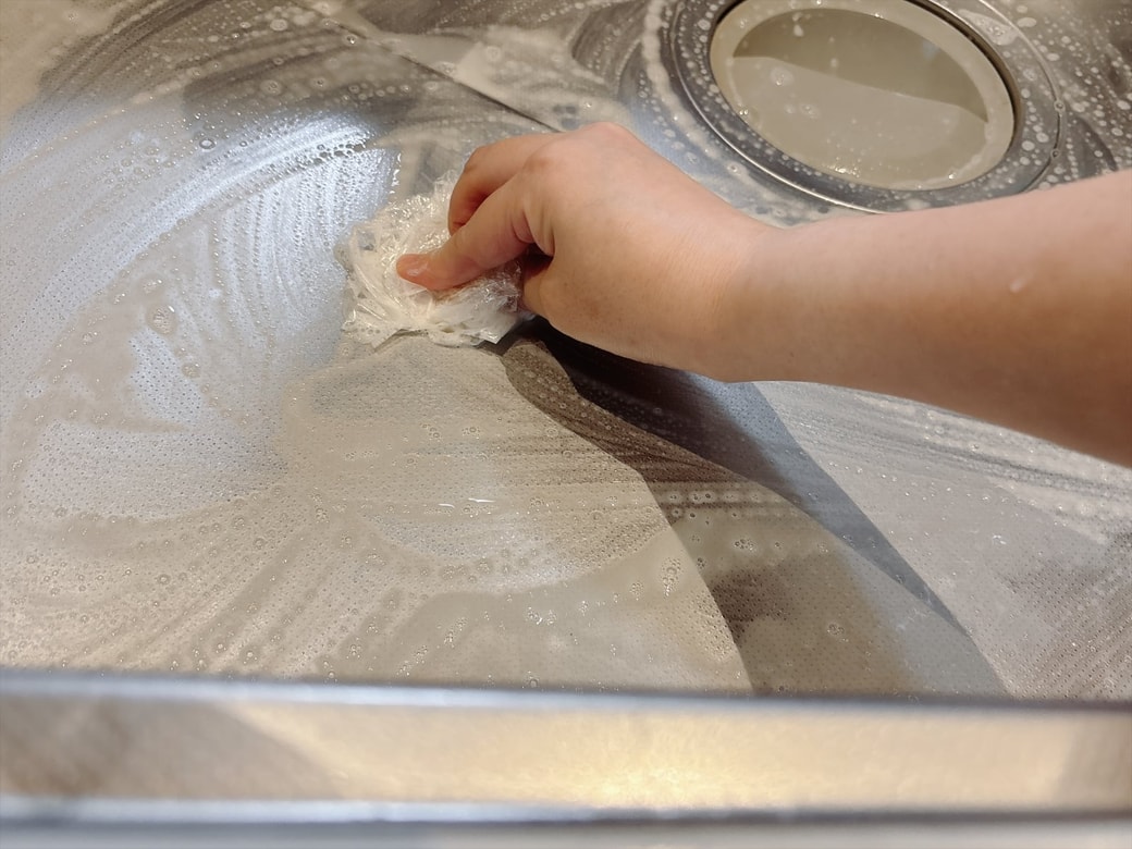 丸めたラップで汚れをこすり落とす