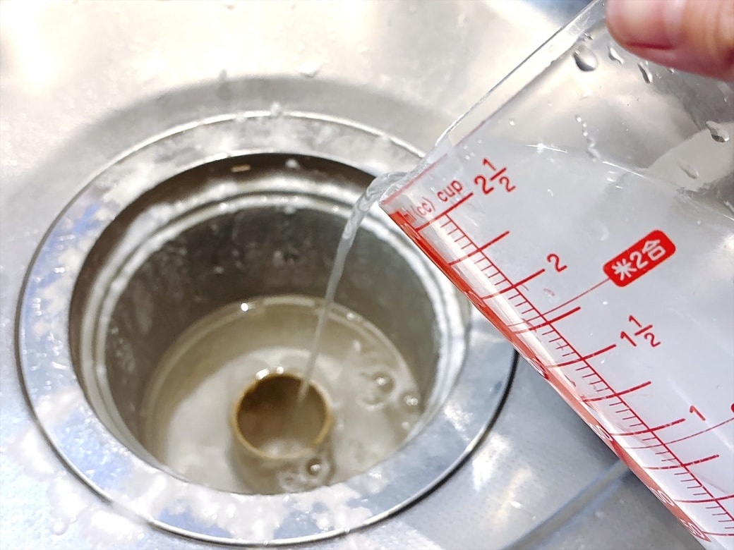 手順2．クエン酸をお湯に溶かし、排水口に注ぐ