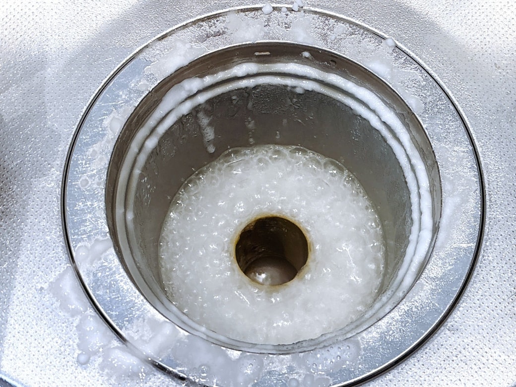 重曹とクエン酸水が化学反応を起こして、泡が発生