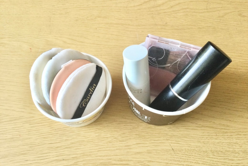 アイスの空き容器にコスメ用品を収納