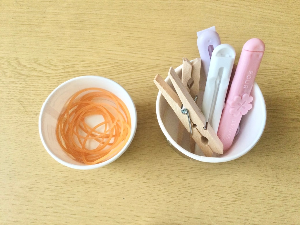 アイスの空き容器にキッチン用品を入れる