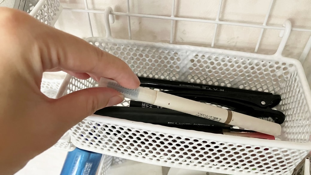 カゴに入れたコスメ用品