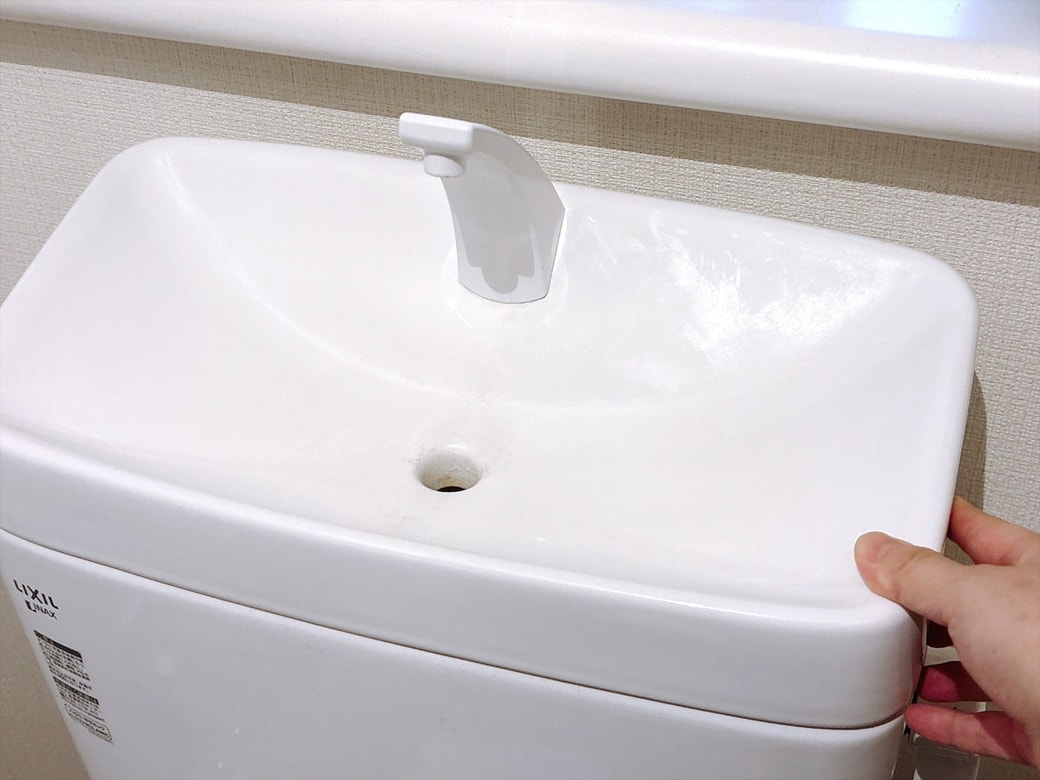 手順4．トイレタンクのふたを戻して、止水栓を開ける