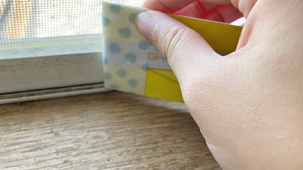 ポイントカードですきま掃除をしている様子