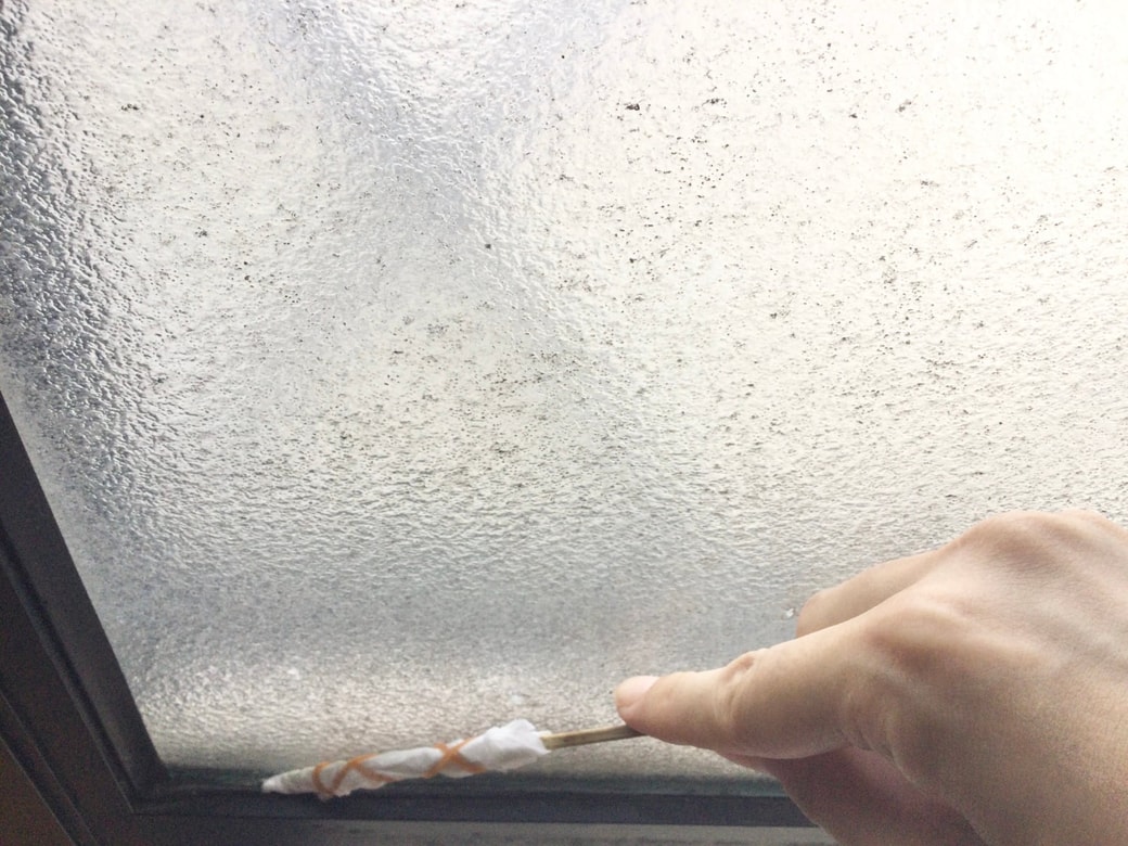 お掃除棒で浴室のドアの溝を掃除する