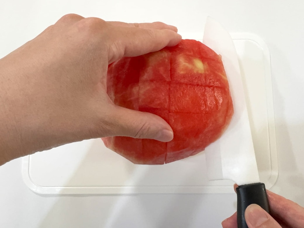 側面から包丁を入れる