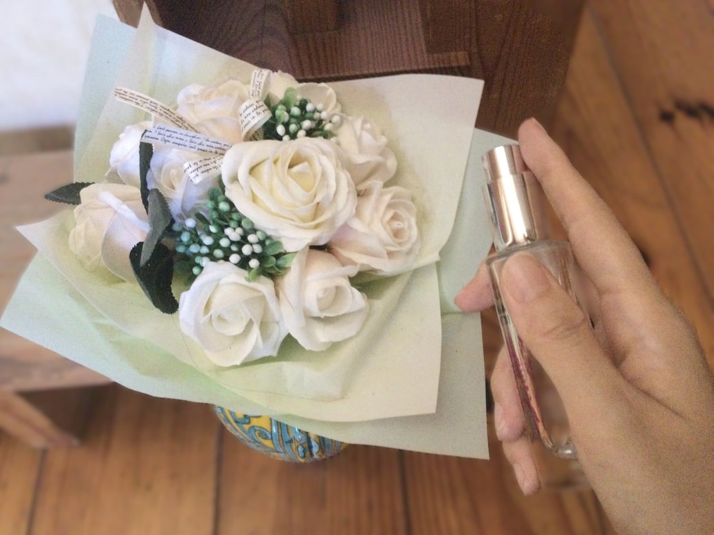 香水を造花の香りづけに使う