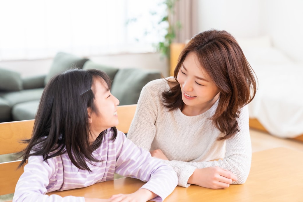 会話する親子