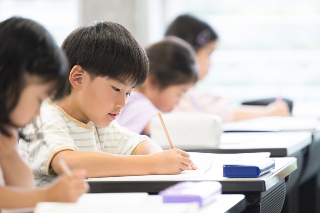勉強する子どもたち