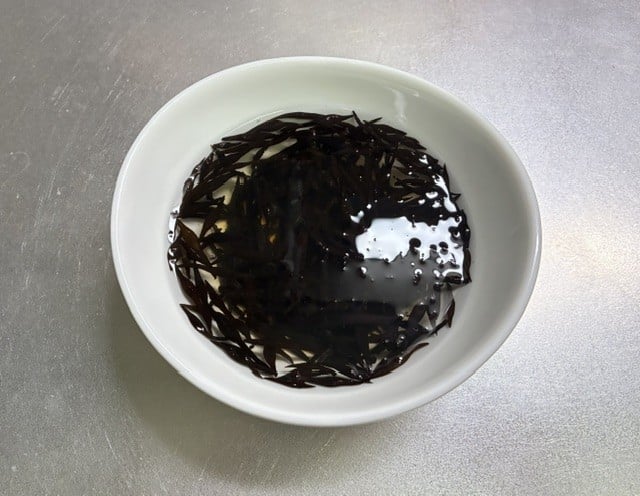 ひじきを水で戻す