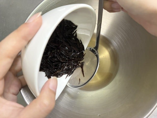 ひじきを水で戻す