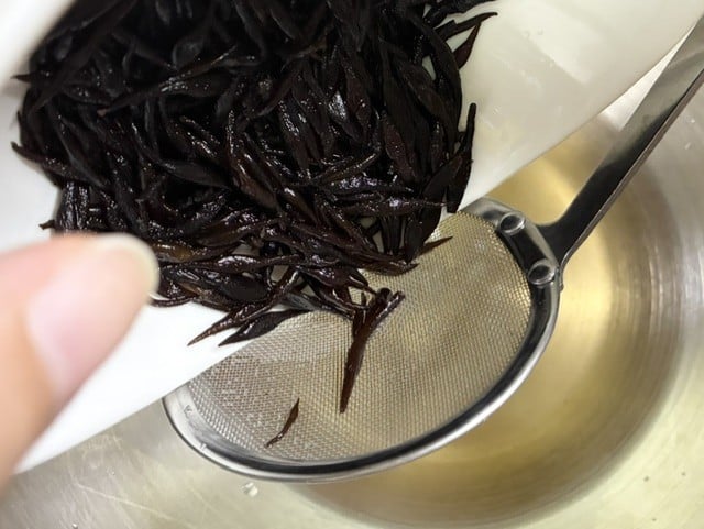 ひじきを水で戻す