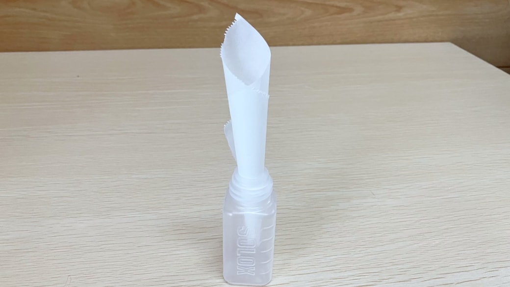 クッキングシートを簡易じょうご代わりに活用している様子