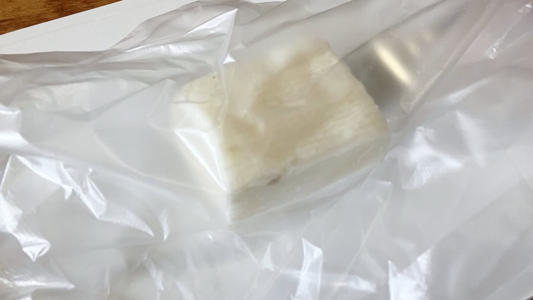長芋をポリ袋に入れている様子