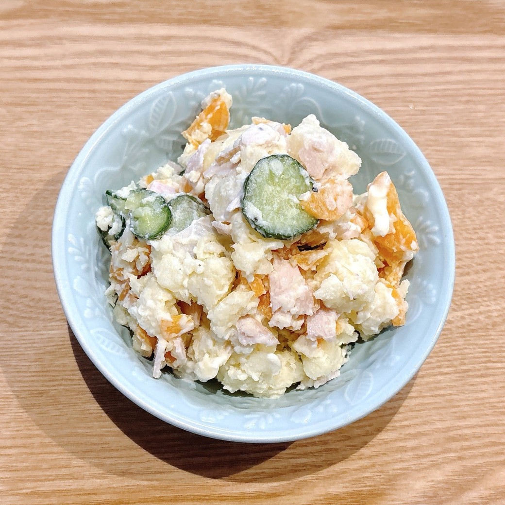 ポテトサラダを器に盛り付ける