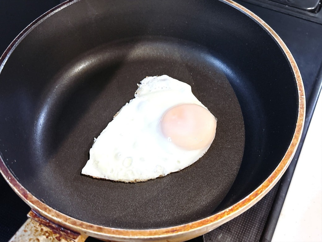 手順1.フライパンに油をひき、目玉焼きを作る