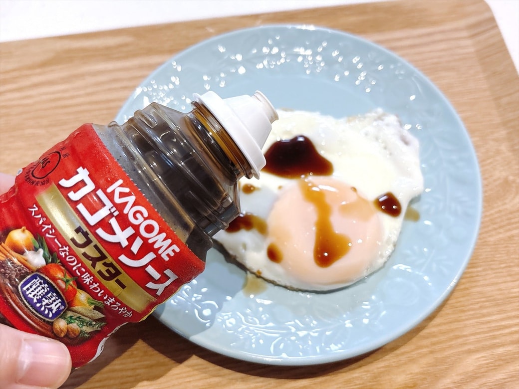手順2.できあがった目玉焼きにウスターソースをかける