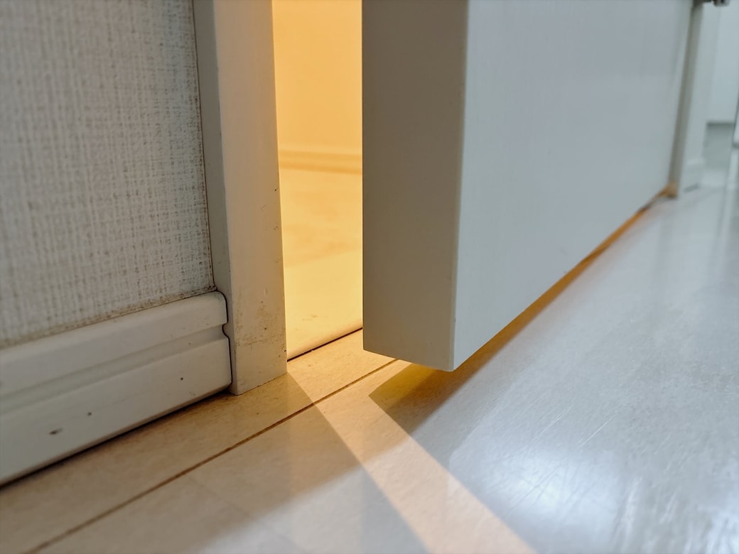 トイレのドアの隙間を埋めるのはNG