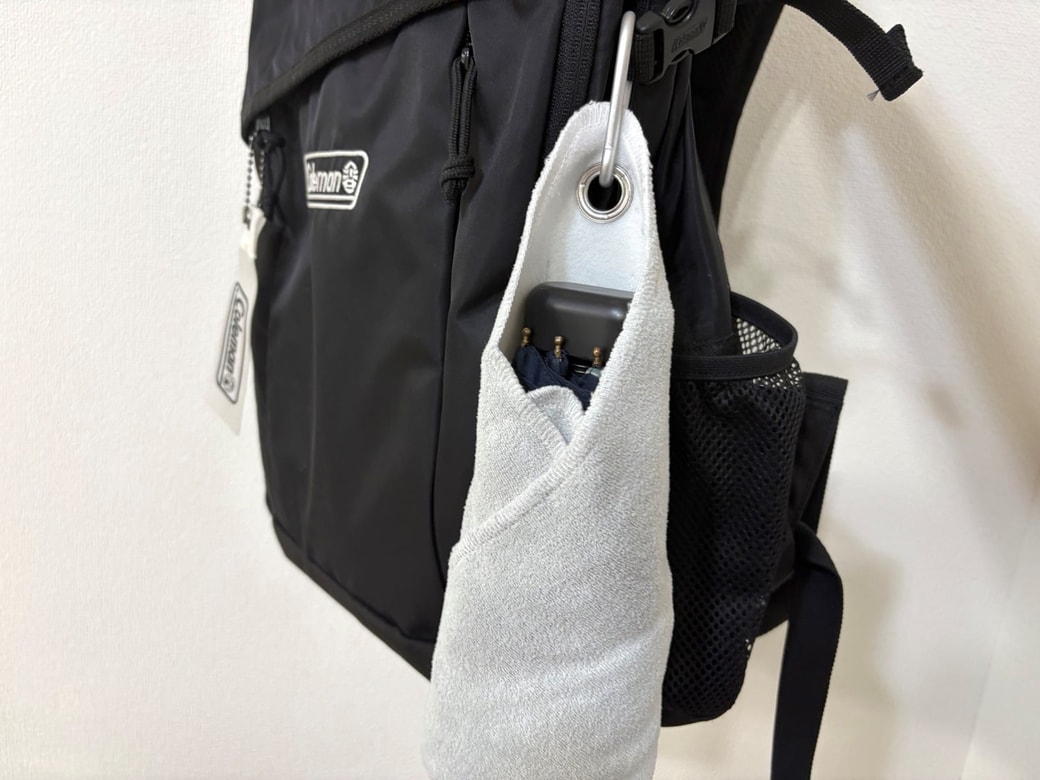 カラビナでバッグに取り付けられる