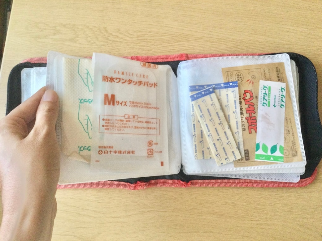 CDケースに絆創膏を入れる