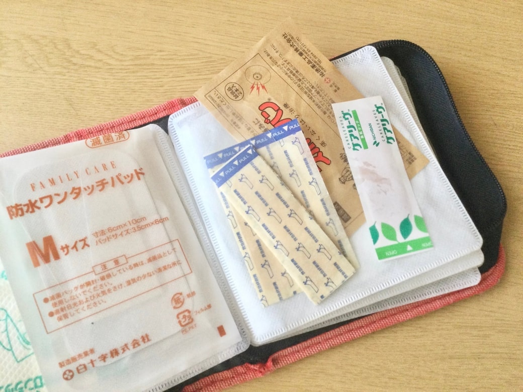 CDケースに絆創膏を入れる