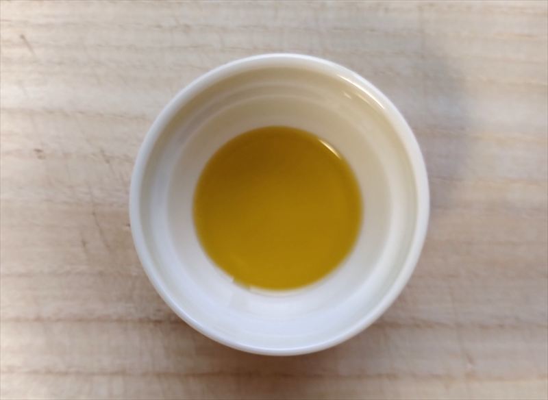 オリーブオイル:少量の食用油を加える方法