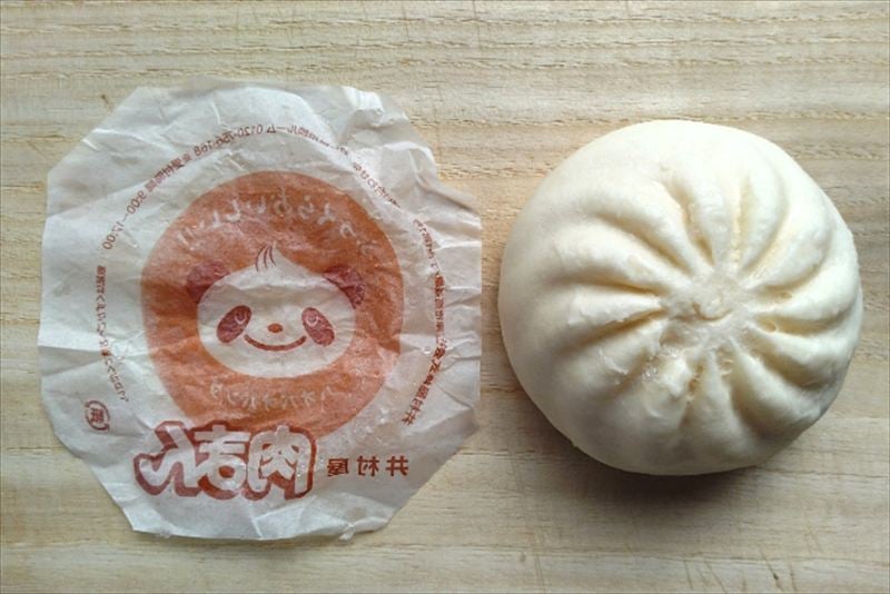 肉まんの紙を剥がしたところ