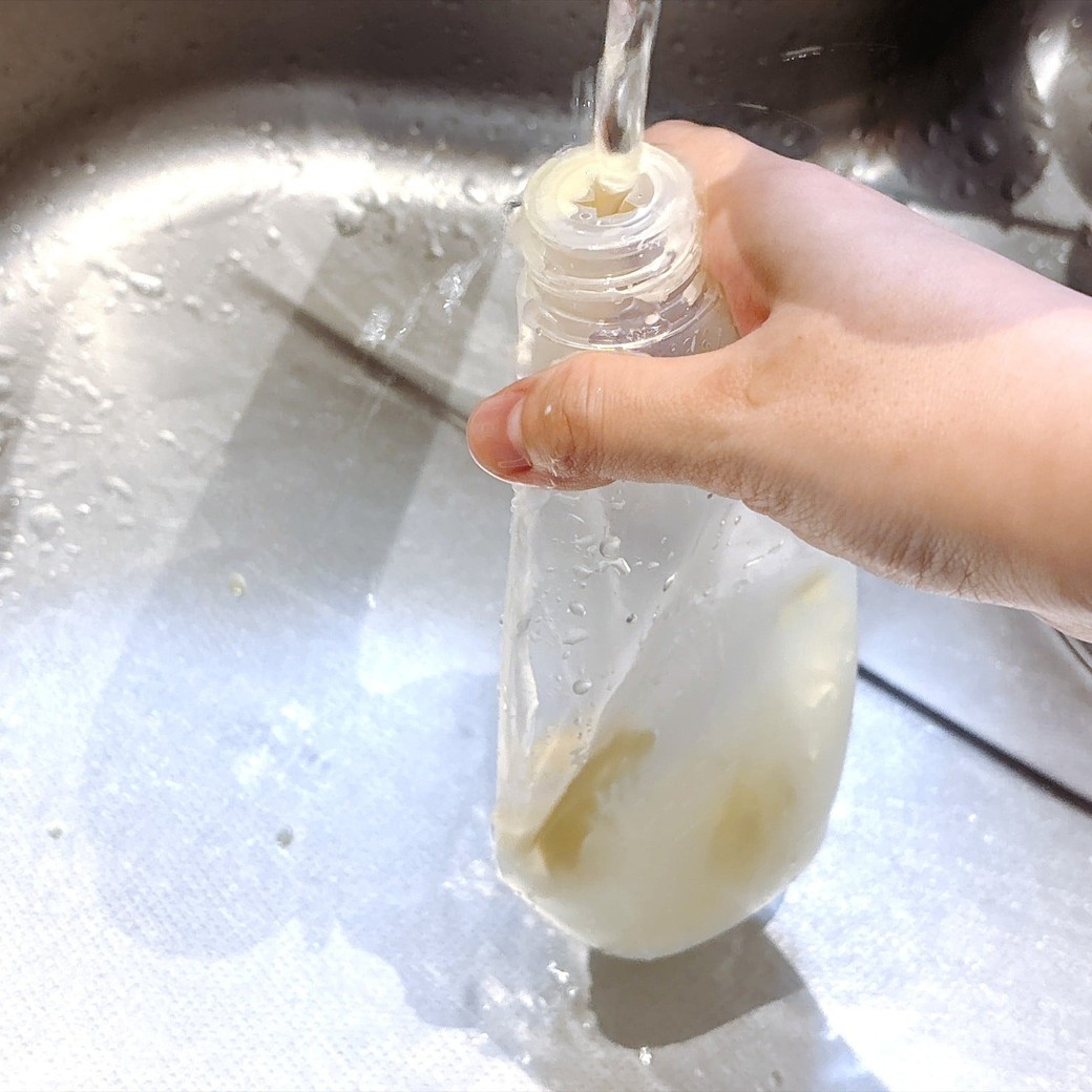マヨネーズの空き容器に水を入れる