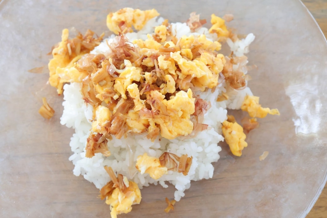「卵とえのきのおかかおにぎり」