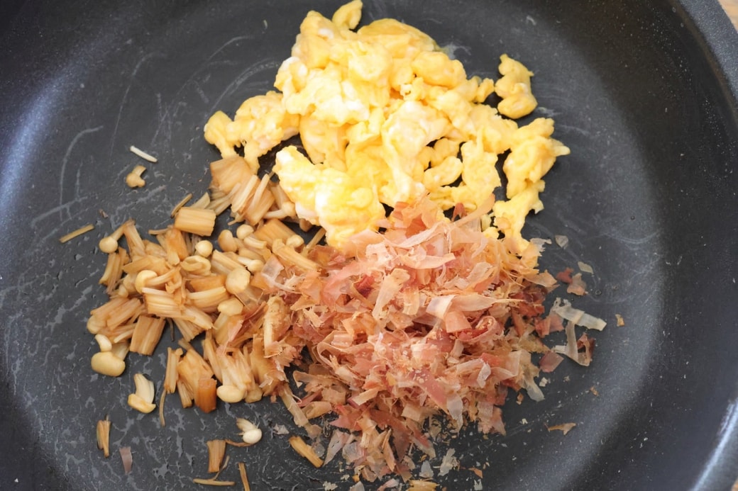 「卵とえのきのおかかおにぎり」