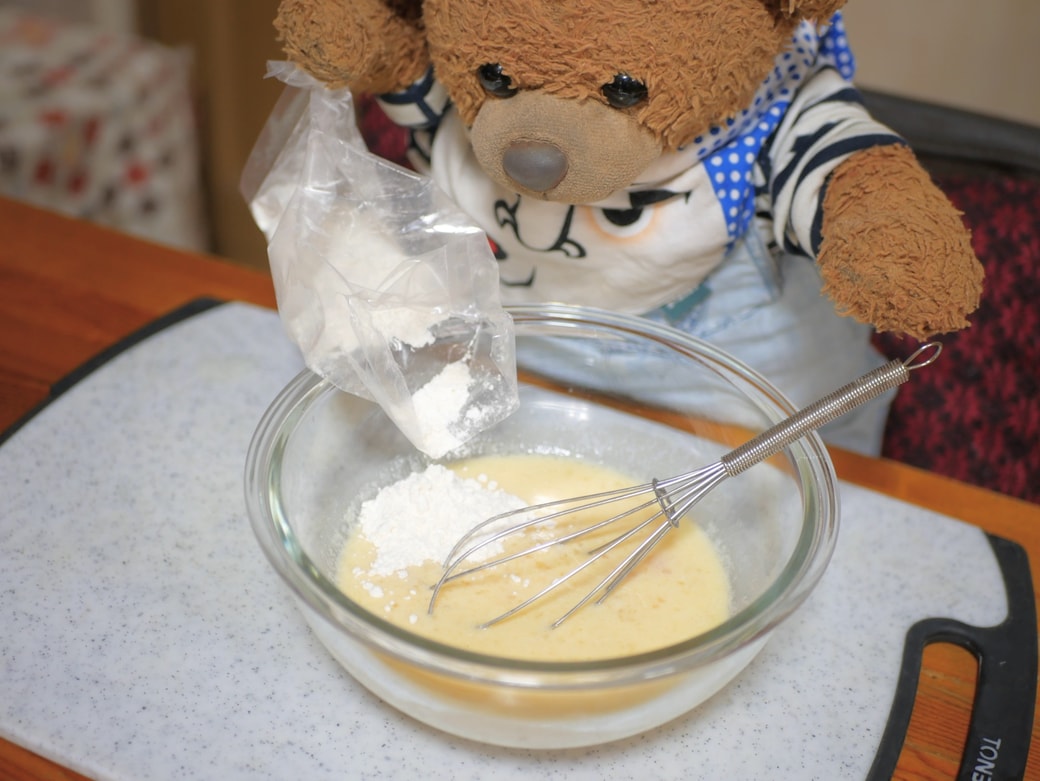 ホットケーキミックスを加える