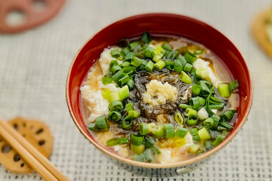 崩し豆腐と薬味のもずくみそ汁