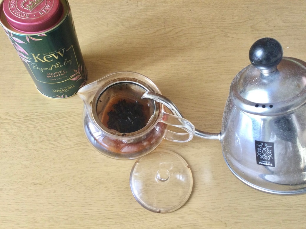ティーポットにお湯を注ぐ