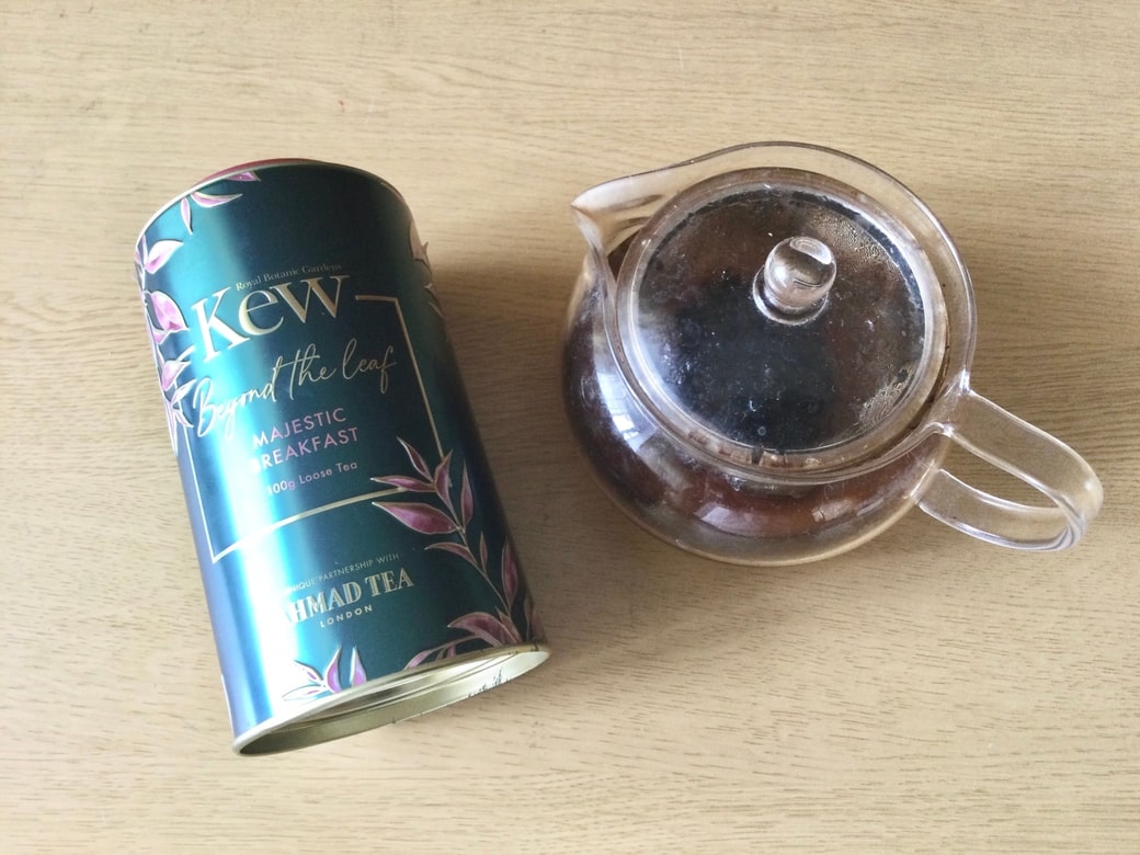 紅茶の茶葉とティーポット