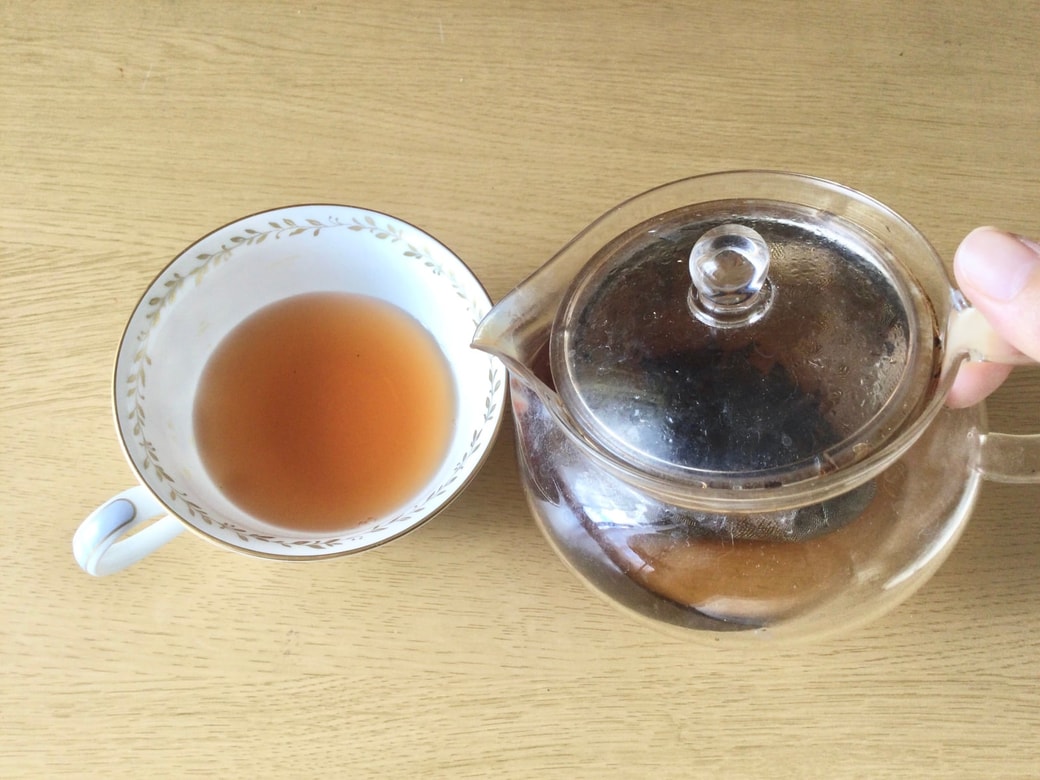 紅茶を淹れる
