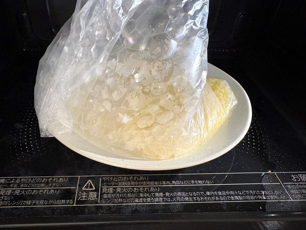 平らなお皿だと水が流れるおそれも