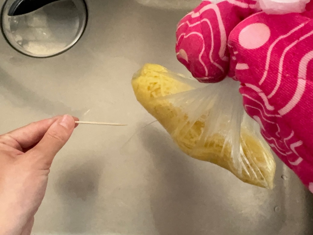 穴を開けて湯切りする