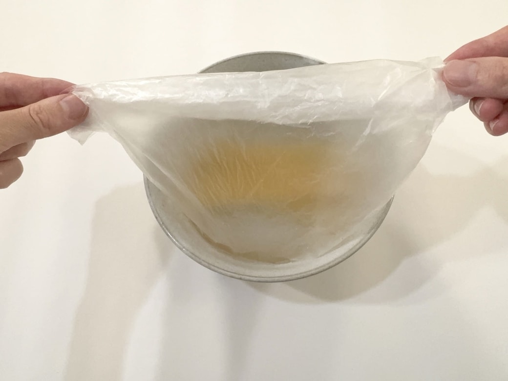 水と塩を加えて、口をくるくる巻く