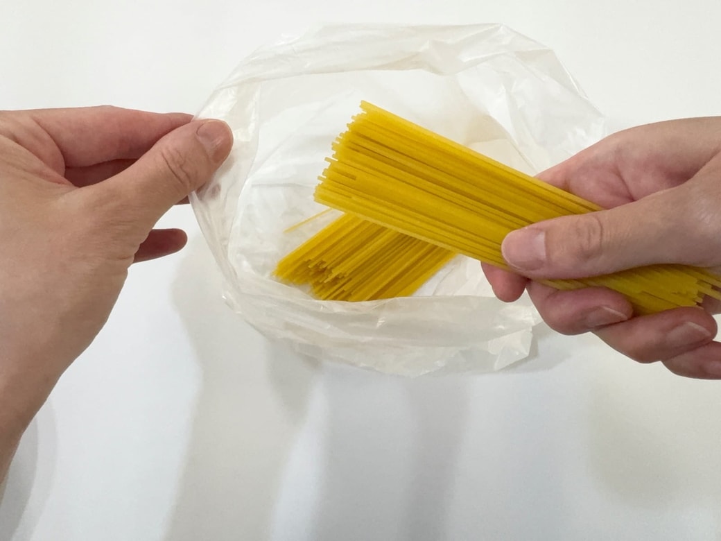 アイラップにパスタを入れる