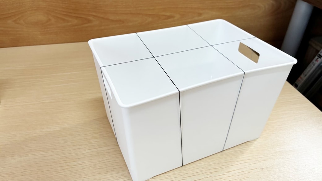 バスケットに輪ゴムで仕切りを作っている様子
