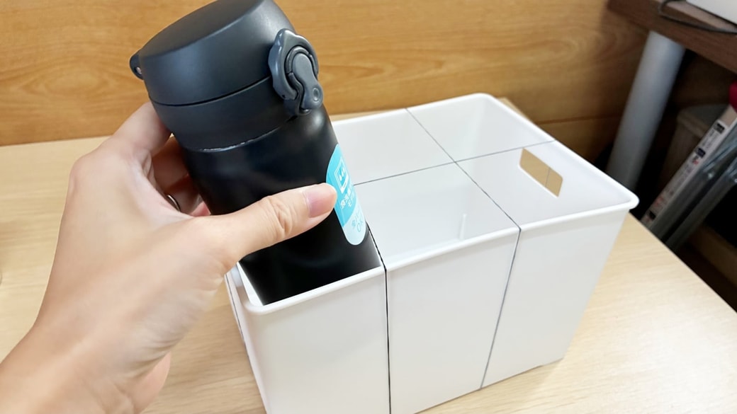バスケットに水筒を入れている様子