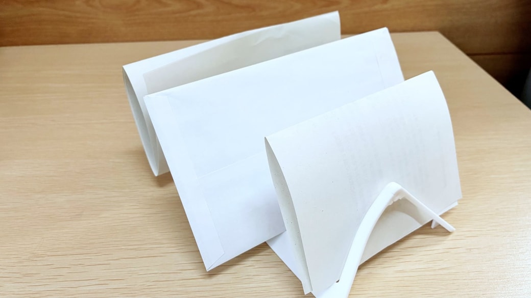 郵便物の収納にディッシュスタンドを活用