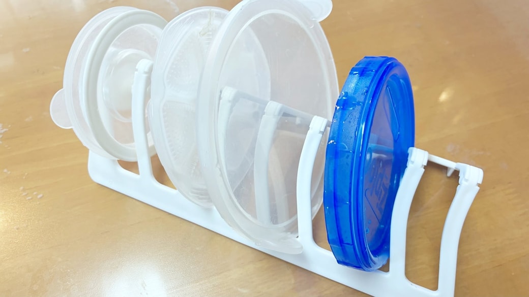 保存容器のフタ収納にディッシュスタンドを活用