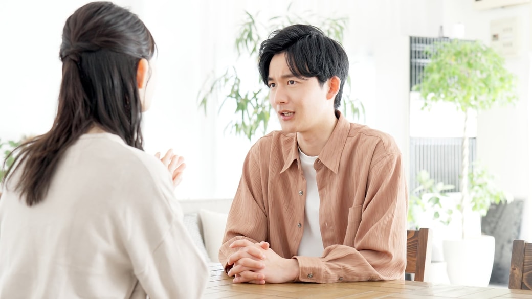 夫に説明する妻